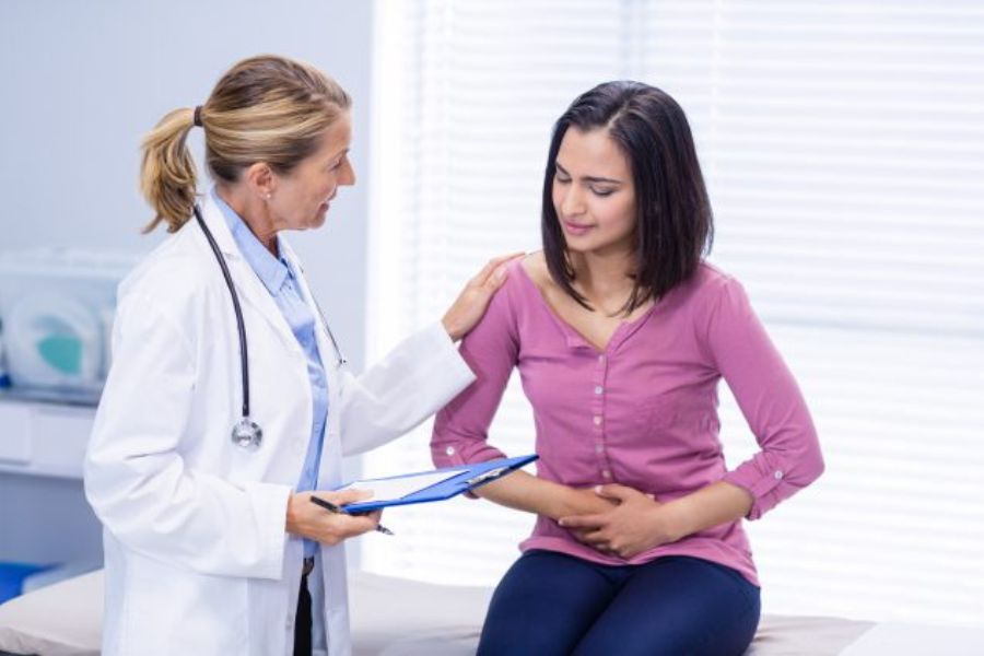 Tiêu chảy kéo dài, đau bụng hoặc sút cân bất thường cần được khám chuyên khoa Tiêu hóa để kiểm tra bệnh Crohn và các nguyên nhân khác