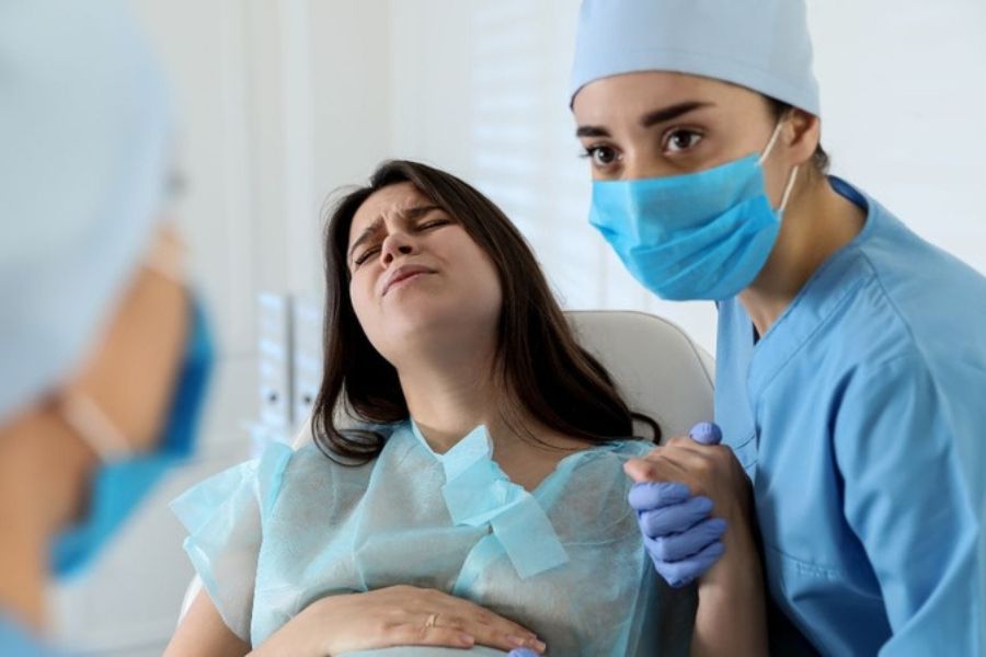 Nhau bong non đòi hỏi phải can thiệp phẫu thuật cấp cứu ngay lập tức để bảo vệ an toàn cho mẹ và bé
