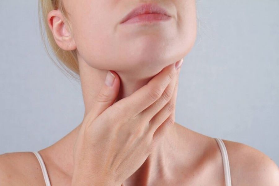 Đau họng tái phát kèm khàn tiếng, vướng cổ và ho về đêm có thể liên quan đến trào ngược dạ dày