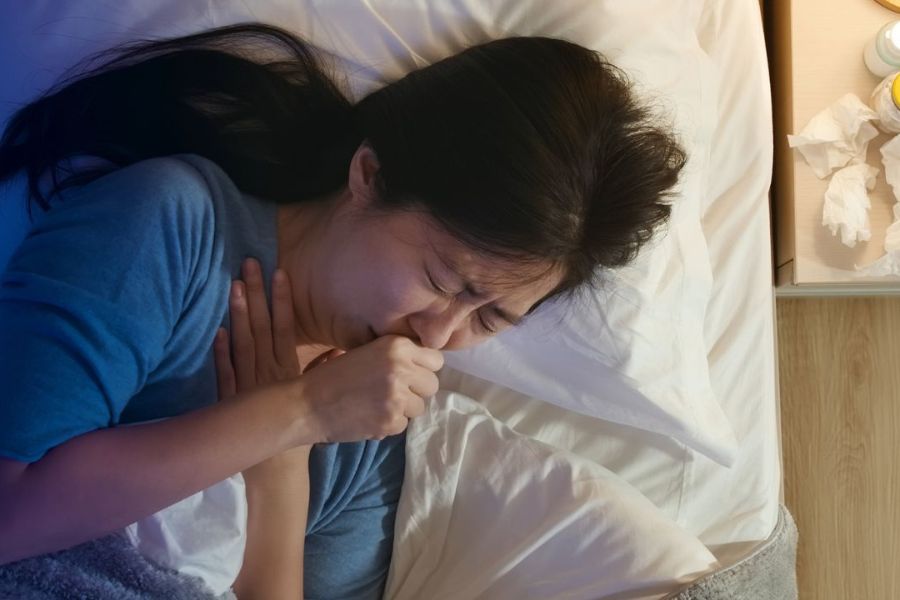 Các triệu chứng như ho khan, ợ nóng lúc ngủ và rát họng khiến bệnh nhân thường xuyên gián đoạn giấc ngủ giữa đêm