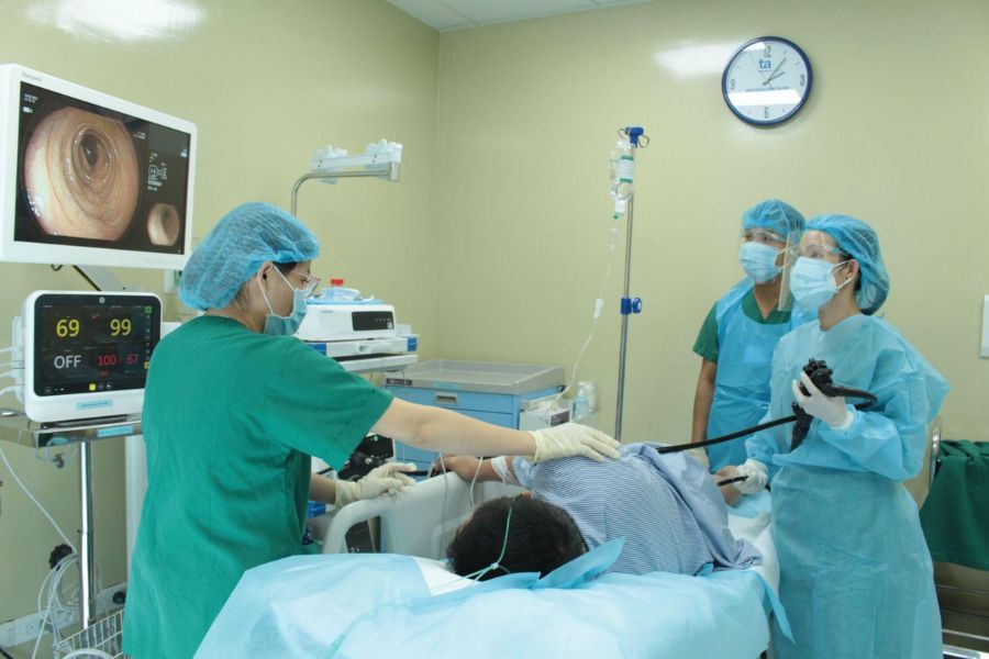 Táo bón kéo dài cần được thăm khám để tìm nguyên nhân; nội soi được thực hiện khi có chỉ định của bác sĩ