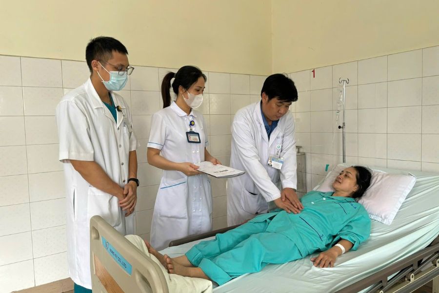 Bác sĩ luôn ân cần thăm khám, lắng nghe và đưa ra phác đồ điều trị tối ưu cho người bệnh