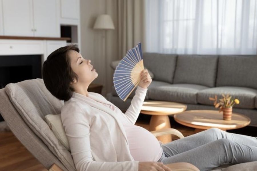 Bốc hỏa khi mang thai là hiện tượng sinh lý phổ biến do sự biến động hormone và tăng cường trao đổi chất