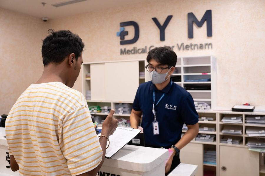 Liệu trình tẩy trắng răng công nghệ Zoom chiếu đèn LED tại DYM diễn ra êm ái, mang lại hiệu quả tức thì chỉ sau 60 phút
