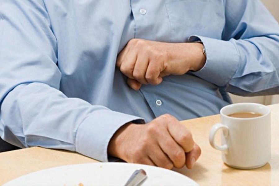 Đầy bụng sau ăn, nhanh no, đau hoặc nóng rát vùng bụng trên là những triệu chứng thường gặp của khó tiêu chức năng