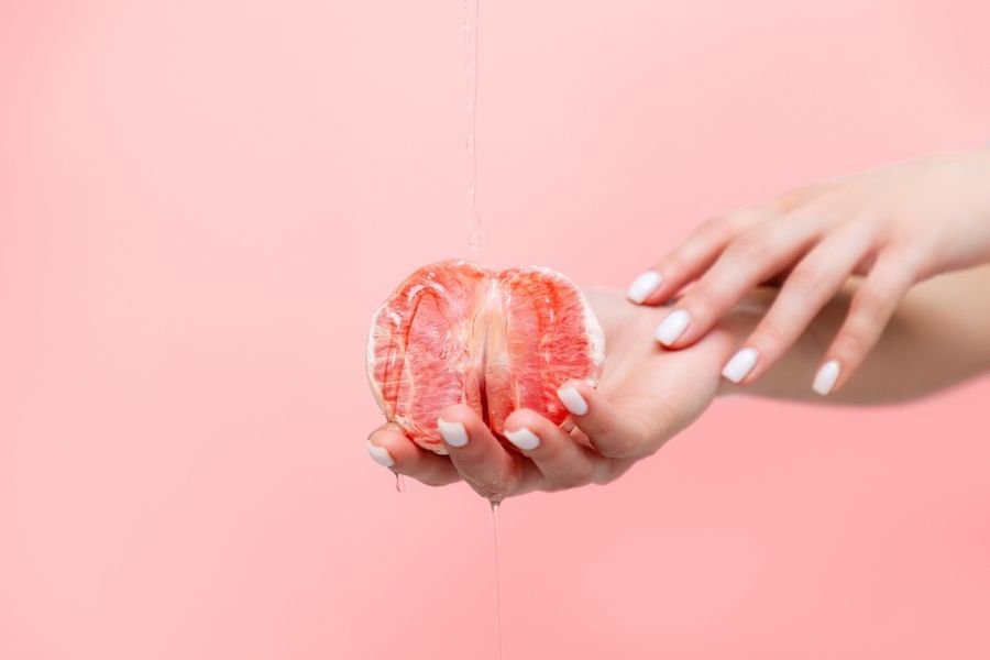 Vệ sinh nhẹ nhàng bằng nước sạch và giữ vùng kín khô thoáng giúp bảo vệ hột le khỏi nguy cơ viêm nhiễm