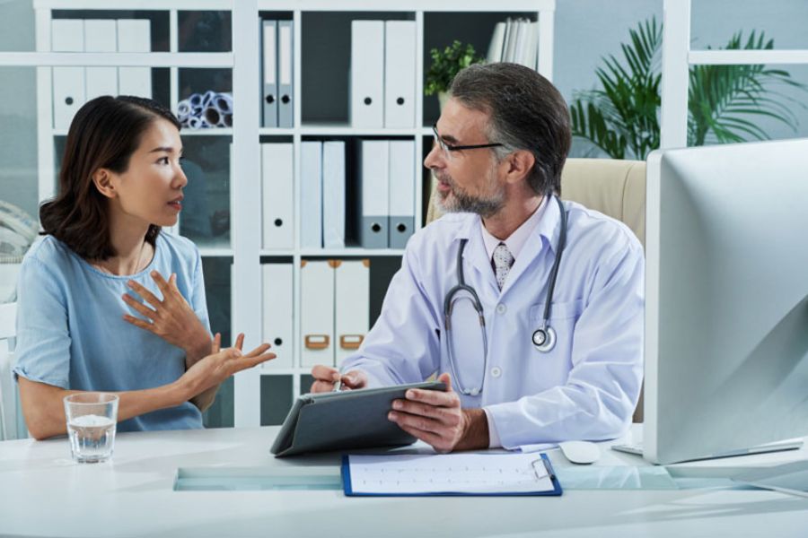 U máu gan không gây triệu chứng thường không cần điều trị; việc theo dõi và can thiệp tùy theo đánh giá của bác sĩ