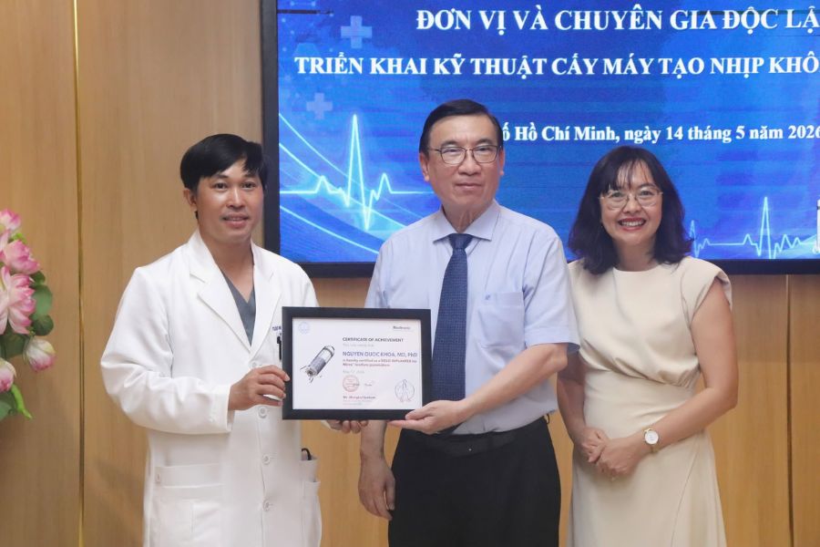 Bác sĩ Nguyễn Quốc Khoa luôn áp dụng triết lý điều trị cá thể hóa, kết hợp công nghệ cao để mang lại hiệu quả tối ưu cho người bệnh