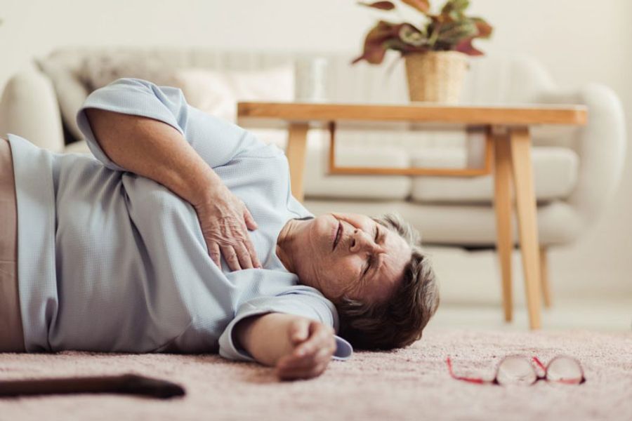 Run tay chân, vã mồ hôi lạnh và chóng mặt là những triệu chứng hạ đường huyết sớm dễ nhận biết