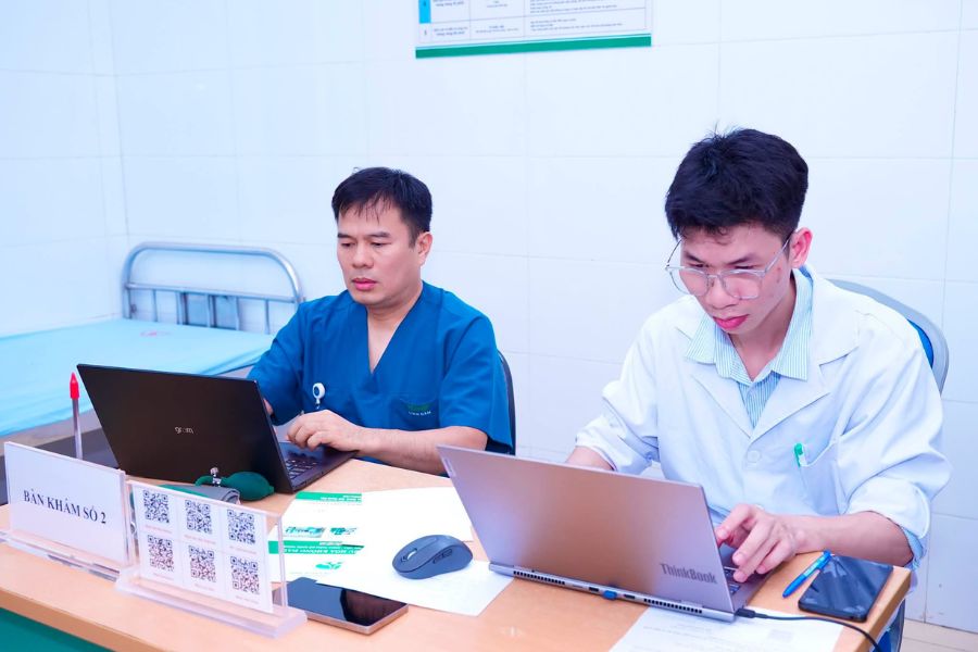 Đội ngũ y bác sĩ chuyên khoa thực hiện kiểm tra sức khỏe cẩn thận cho người lao động