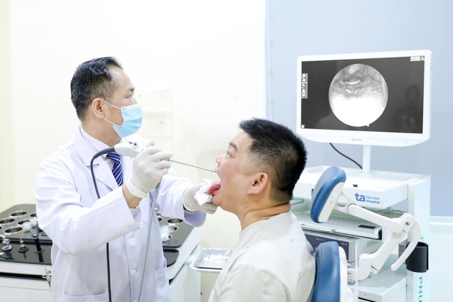 Bác sĩ thực hiện nội soi chẩn đoán tình trạng trào ngược họng thanh quản tại cơ sở y tế chuyên khoa