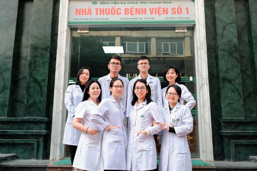 Đội ngũ dược sĩ giàu kinh nghiệm luôn chú trọng tư vấn sử dụng thuốc an toàn và hiệu quả cho người bệnh