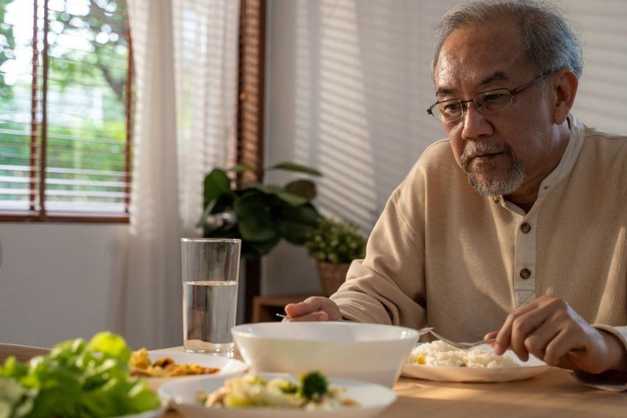 Điều trị nuốt nghẹn tùy thuộc vào nguyên nhân, kết hợp điều chỉnh ăn uống theo hướng dẫn của bác sĩ