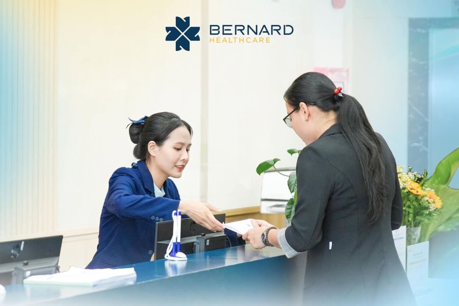 Sảnh đón tiếp hiện đại và tiện nghi tại Trung tâm tiêm chủng Bernard Healthcare