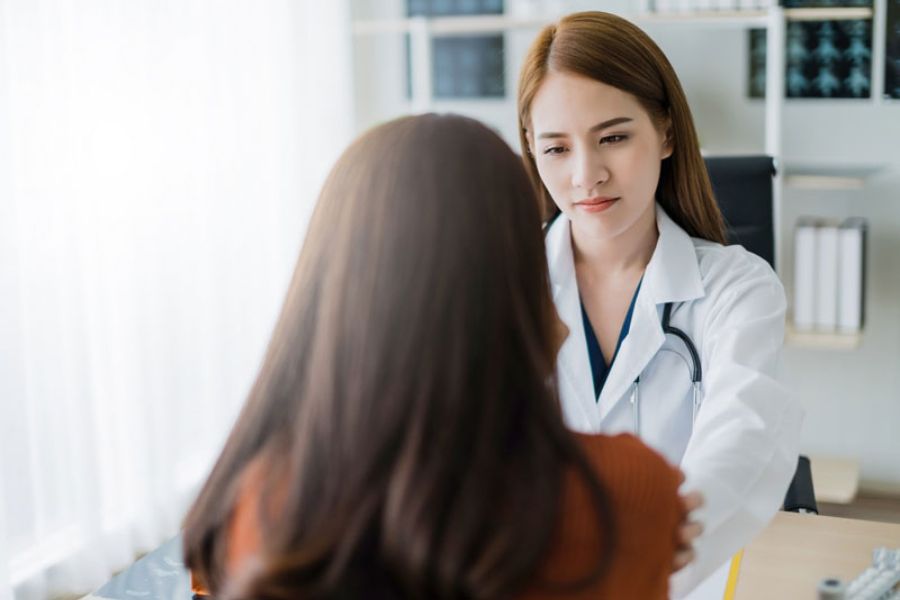 Khi HPV dương tính, hãy trao đổi với bác sĩ để được hướng dẫn kiểm tra và theo dõi phù hợp