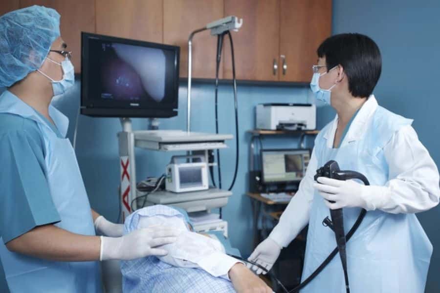 Thực hiện tầm soát ung thư đại trực tràng định kỳ giúp phát hiện sớm polyp và ngăn ngừa nguy cơ tiến triển thành ung thư