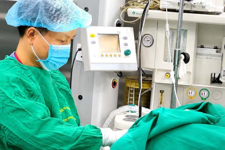 Bác sĩ chuyên khoa trực tiếp thăm khám và tư vấn giải pháp chăm sóc da phù hợp cho từng khách hàng