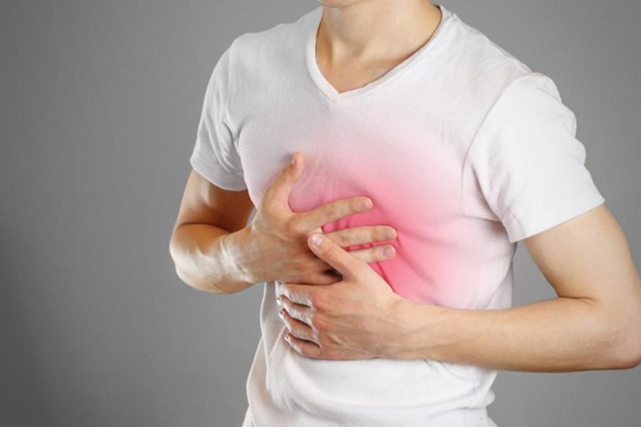 Cảm giác đau, nóng rát hoặc khó chịu ở đau vùng trên rốn ngay dưới xương ức là biểu hiện điển hình của đau thượng vị