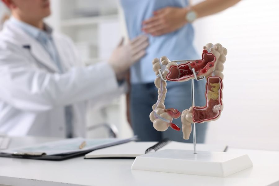 Bác sĩ cân nhắc sinh thiết hoặc cắt polyp dạ dày dựa trên kích thước, hình dạng và nguy cơ của tổn thương