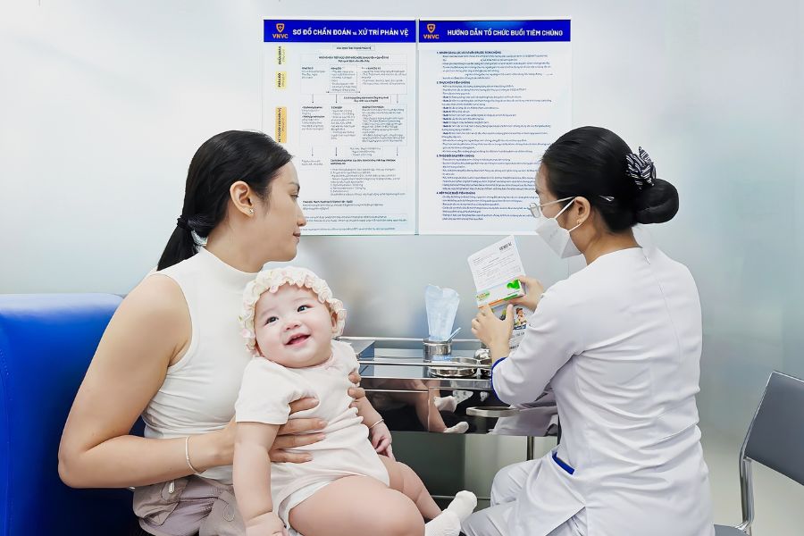 Phụ huynh nên tham khảo tư vấn từ bác sĩ để nắm rõ các mức phí khám phân loại và tiêm chủng cho trẻ