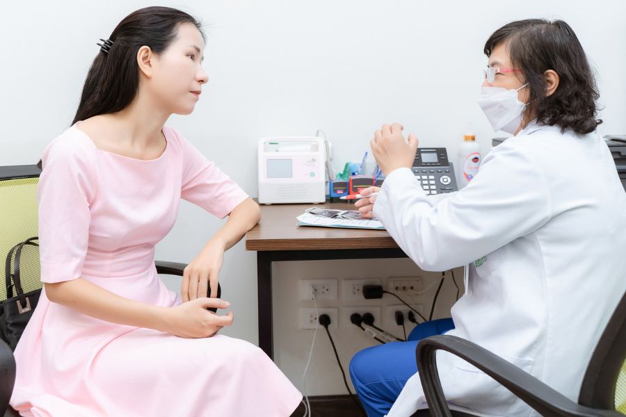 Nên đi khám khi kinh nguyệt rối loạn, mất kinh, khó thụ thai hoặc bốc hỏa, khô âm đạo trước tuổi 40