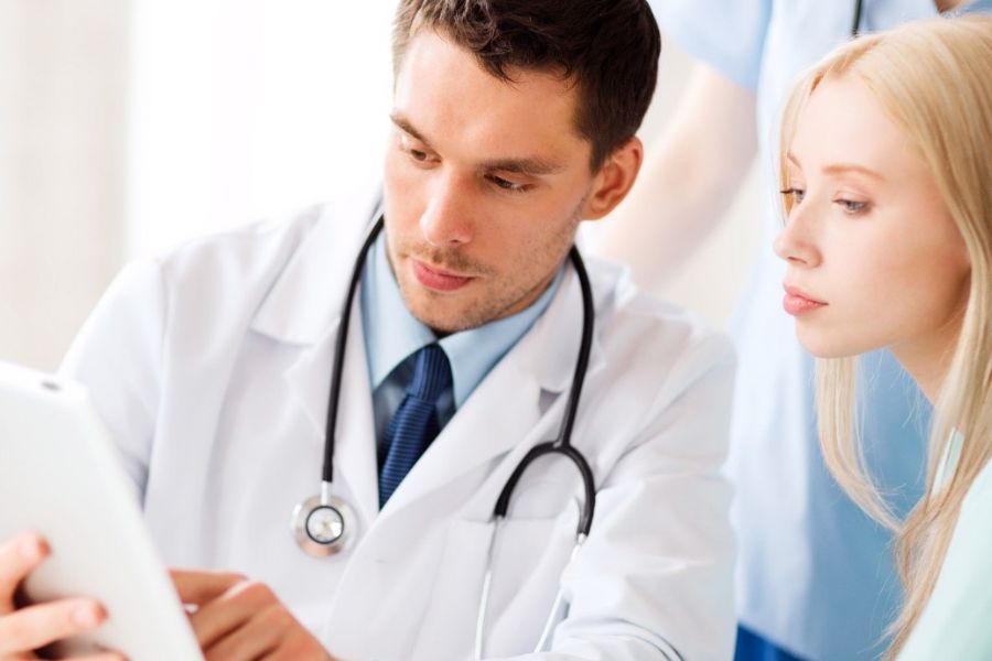 Theo dõi sát các biểu hiện của cơ thể và chủ động thăm khám kịp thời giúp bảo vệ sức khỏe sinh sản an toàn