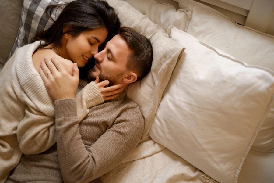 Quan hệ nhẹ nhàng và vệ sinh vùng kín đúng cách giúp hạn chế tổn thương gây chảy máu sau quan hệ