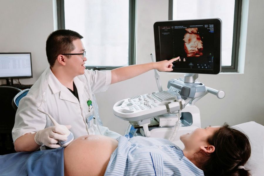 Siêu âm giúp theo dõi thai chậm tăng trưởng; mẹ cần khám ngay khi thai máy giảm, ra máu hoặc nghi rỉ ối