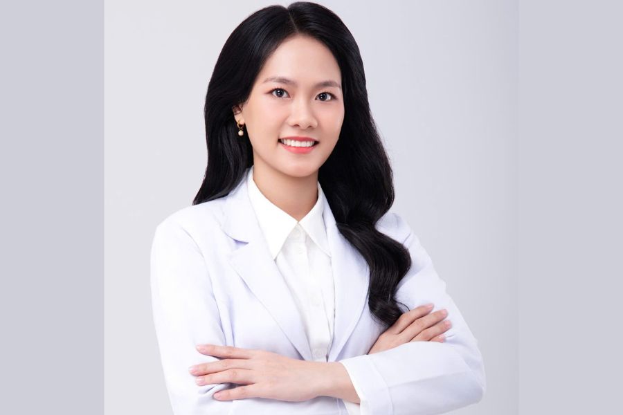BS.CKI Hoàng Thị Thu Thủy thăm khám và tư vấn tận tâm cho bệnh nhân tại Bệnh viện 30-4