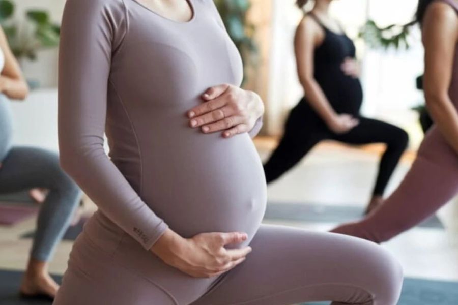 Tập luyện nhẹ nhàng kết hợp chế độ ăn lành mạnh giúp mẹ bầu cân bằng nhiệt độ cơ thể