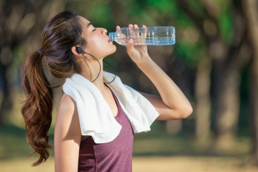 Bổ sung chất xơ phù hợp, uống đủ nước, vận động đều đặn và giảm căng thẳng giúp chăm sóc đường ruột khỏe mạnh