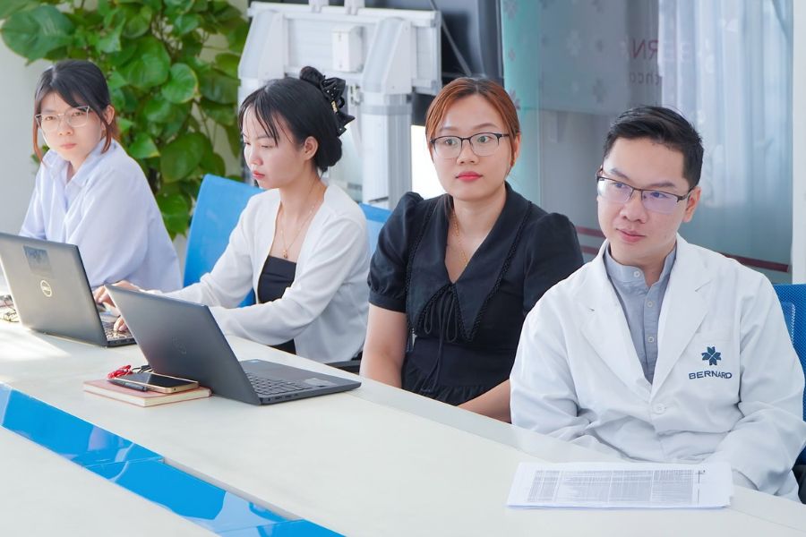 Đội ngũ y bác sĩ chuyên khoa giàu kinh nghiệm cùng không gian thăm khám chuẩn quốc tế tại Bernard Healthcare