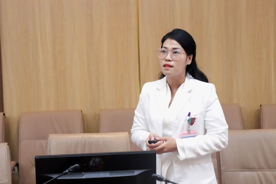 BS.CKI Đoàn Ngọc Anh luôn tận tụy, ân cần trong công tác khám chữa bệnh tại Bệnh viện 30-4