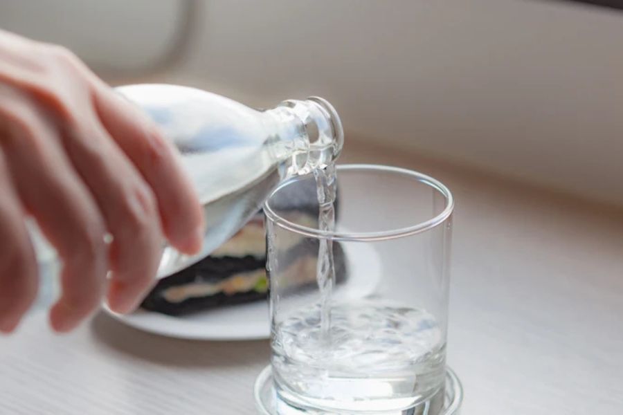 Bù nước, điện giải đúng cách, ăn uống phù hợp và dùng thuốc theo chỉ định giúp cơ thể hồi phục khi bị tiêu chảy