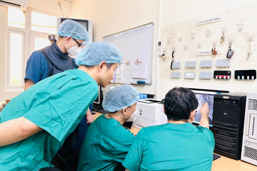 Áp dụng hệ thống máy móc hiện đại trong can thiệp mạch vành và rối loạn nhịp