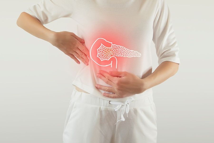 Viêm tụy cấp xảy ra khi enzyme tiêu hóa bị kích hoạt ngay trong tuyến tụy, gây tổn thương và viêm đột ngột