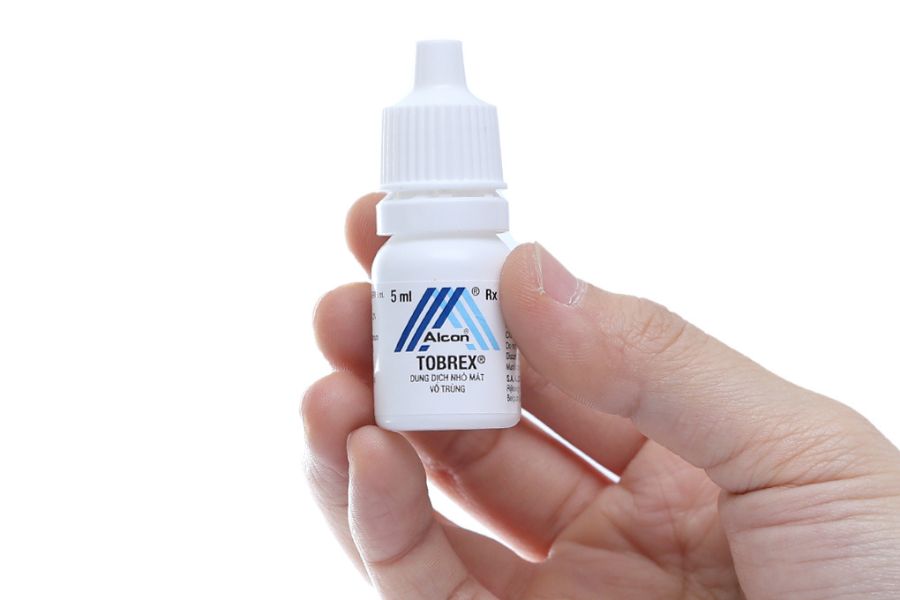 Thuốc nhỏ mắt Tobrex (Alcon - Mỹ) chứa kháng sinh Tobramycin 0,3%, giúp điều trị hiệu quả viêm kết mạc, viêm giác mạc và lẹo mắt, an toàn cho trẻ từ 1 tuổi trở lên