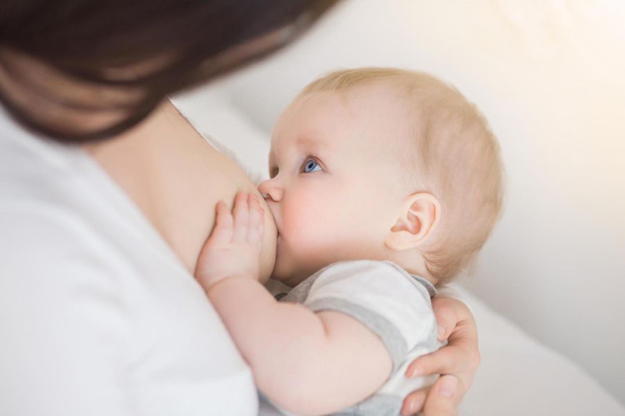 Ứ sữa, tổn thương núm vú và trẻ ngậm bắt vú chưa đúng cách có thể làm tăng nguy cơ viêm vú