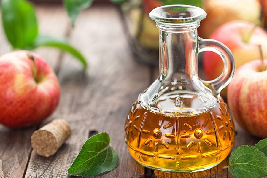 Pha giấm táo với nước ấm theo tỷ lệ 1:2 rồi chườm nhẹ lên trán, bụng hoặc quấn lòng bàn chân giúp rút nhiệt ra khỏi cơ thể nhanh chóng