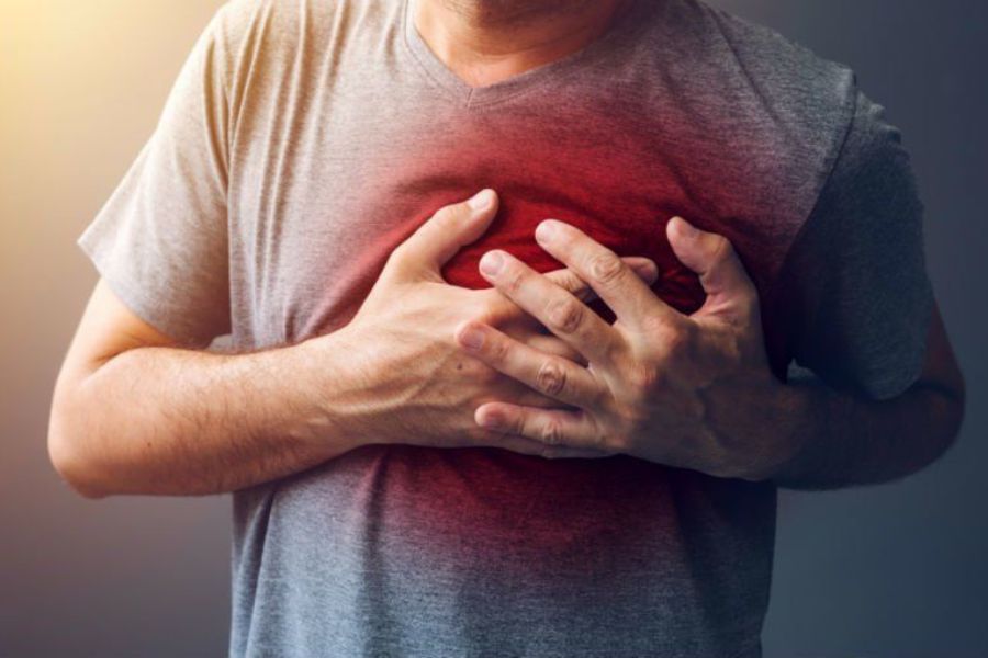 Cảm giác nóng rát lan từ dạ dày lên ngực cùng triệu chứng ho khan về đêm là những dấu hiệu cảnh báo trào ngược dạ dày