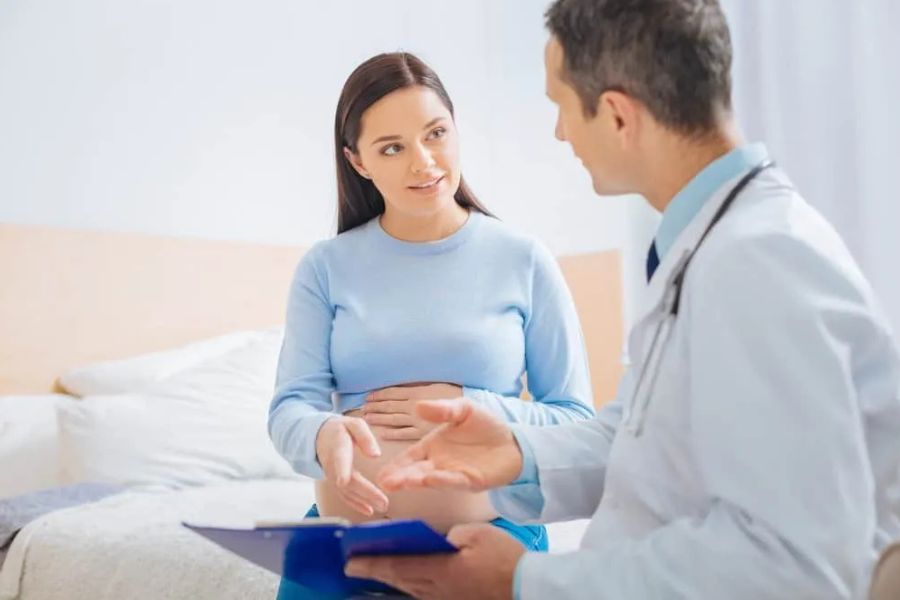 Mẹ bầu cần thăm khám bác sĩ ngay khi xuất hiện các triệu chứng bất thường như đau bụng hay ra máu âm đạo