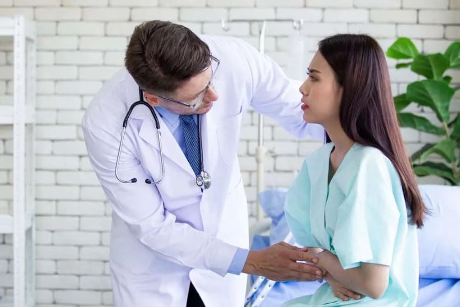 Bác sĩ dựa vào triệu chứng và chỉ định xét nghiệm, nội soi khi cần để phân biệt IBS với viêm đại tràng