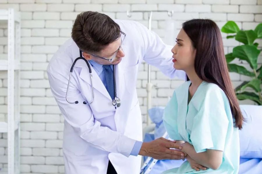 Theo dõi triệu chứng và tái khám đúng hẹn; đến bệnh viện ngay khi đau bụng dữ dội, chảy máu nhiều hoặc mất nước