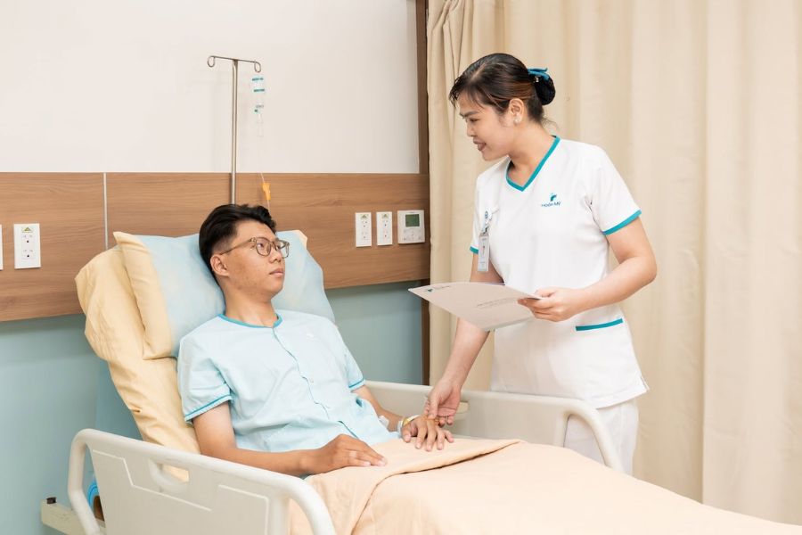 Hình ảnh không gian phòng điều trị nội trú hiện đại, sạch sẽ và đầy đủ tiện nghi tại Bệnh viện Hoàn Mỹ Sài Gòn