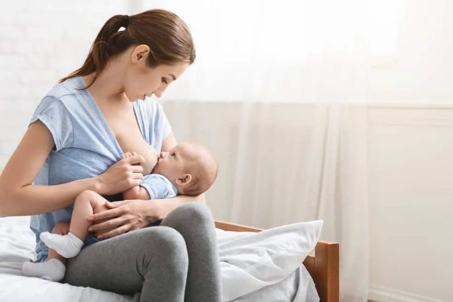 Mẹ bị viêm tuyến vú thường vẫn có thể tiếp tục cho con bú theo hướng dẫn của bác sĩ