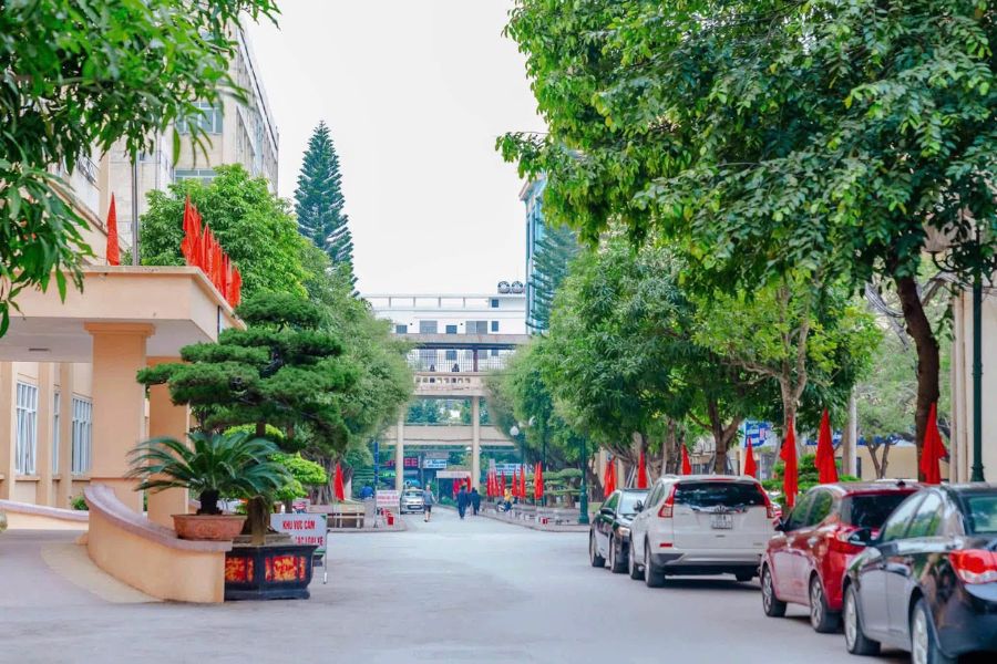 Cổng chính Bệnh viện Đa khoa tỉnh Thanh Hóa tại số 181 Hải Thượng Lãn Ông, Phường Hạc Thành
