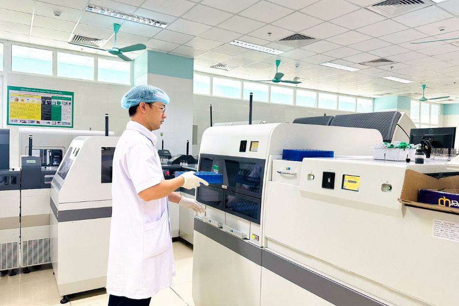 Hệ thống xét nghiệm tự động hóa hiện đại đạt chuẩn ISO 15189:2012 tại Bệnh viện Đa khoa tỉnh Thanh Hóa giúp trả kết quả nhanh chóng và chuẩn xác