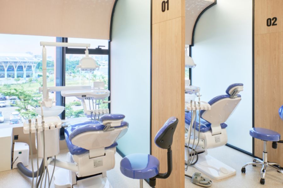 Bác sĩ sử dụng công nghệ quét 3D để lập phác đồ và tối ưu chi phí niềng răng Invisalign tại Phòng khám Đa khoa Quốc tế DYM