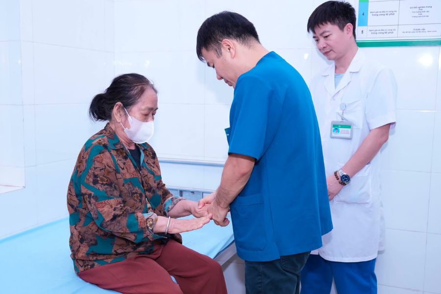 Người bệnh được tư vấn kỹ lưỡng về các phương pháp phẫu thuật Ngoại khoa kỹ thuật cao trước khi tiến hành điều trị