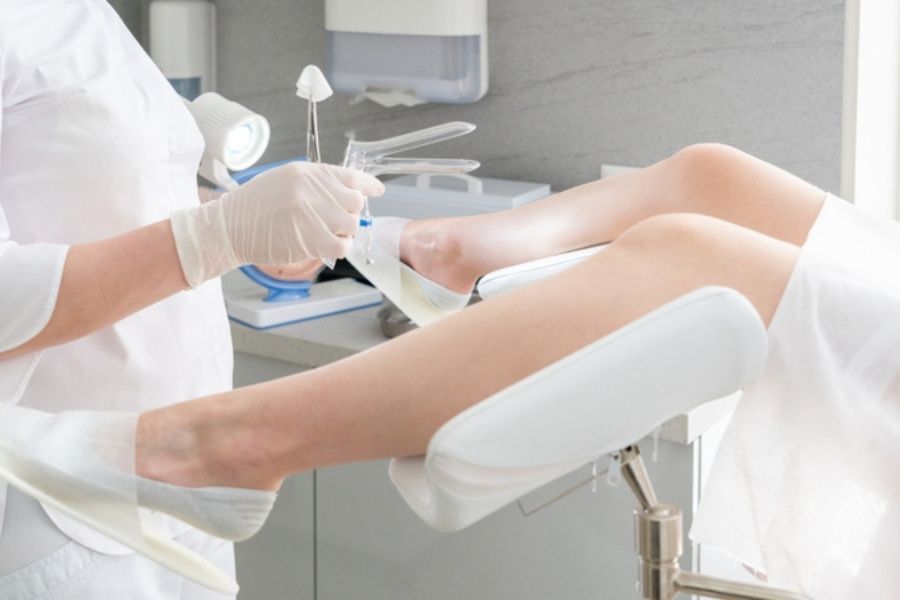 Khám phụ khoa định kỳ giúp phát hiện sớm các nguyên nhân bệnh lý gây đau rát khi quan hệ